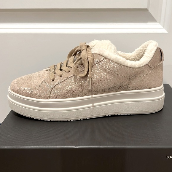 NWOT J/SLIDES Ninka Gold Metallic Waterproof Sneaker - Picture 3 of 12